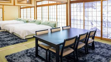 Habitación familiar, no fumadores (Japanese-Western style, 30 tatami) | 1 dormitorio, wifi gratis, ropa de cama