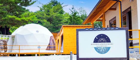 Vista frontal de la propiedad