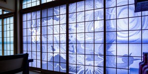 A room with a traditional Japanese shoji screen featuring dragon artwork. - Glamping Hoshigaminomori (Nakatsugawa)