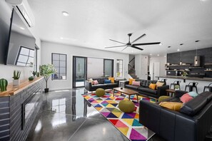 Fernseher, Kamin, Tischfußball, Tischtennisplatte