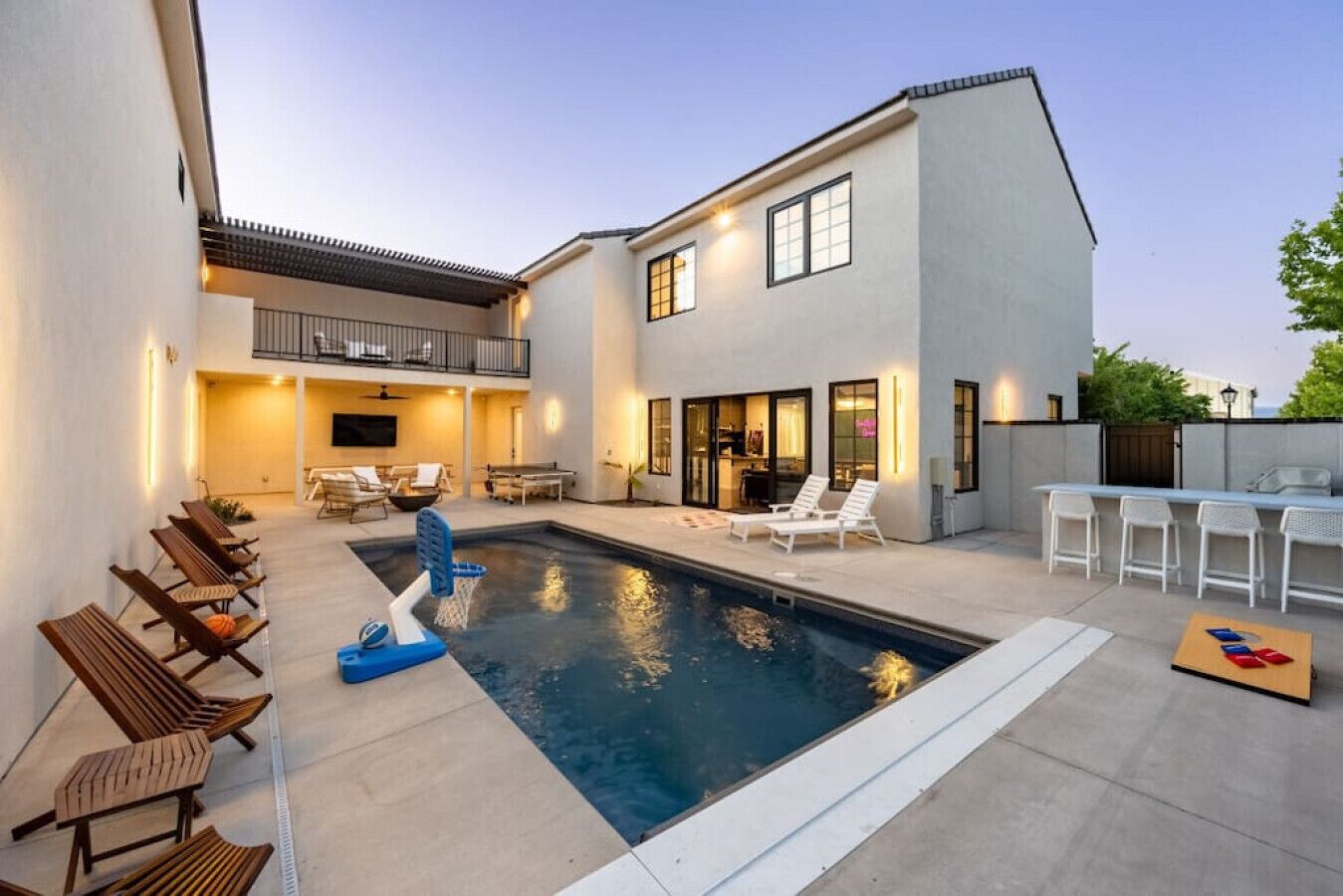 The Haven -two kitchens, pool, large garage, minutes from the dunes.