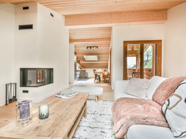 TV, fireplace - Modern 2-Bed Apartment Near Les Gets Slopes with Parking (Les Gets)