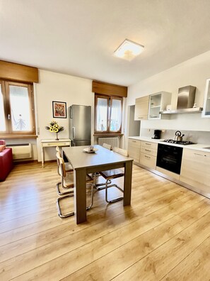 Kühlschrank, Ofen, Herdplatte, Geschirrspüler