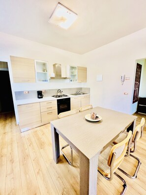 Fridge, oven, stovetop, dishwasher - Bougainvillea Residence (Torri del Benaco)