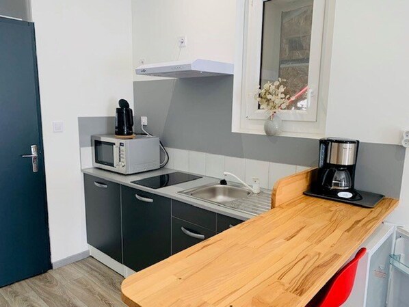 Microwave, coffee/tea maker - Renovated Studio with Terrace Near Thermes, City Center, A/C & WIFI (Amélie-les-Bains-Palalda)