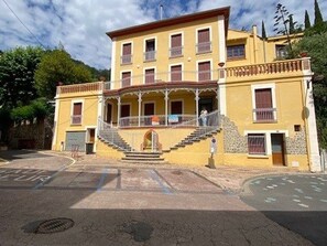 Exterior - Renovated Studio with Terrace Near Thermes, City Center, A/C & WIFI (Amélie-les-Bains-Palalda)