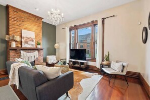 Smart TV, offices - Unwind and relax in this idyllic Short North hangout. (Columbus)