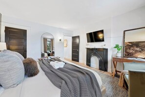 2 bedrooms, desk, iron/ironing board, free WiFi - Unwind and relax in this picturesque German Village hideaway. Perfect for small groups! (Columbus)