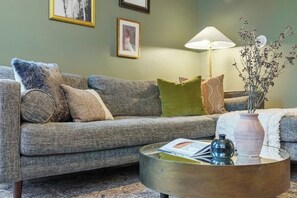 Smart TV, offices - Unwind and relax in this picturesque German Village hideaway. Perfect for small groups! (Columbus)