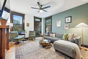 Smart TV, offices - Unwind and relax in this picturesque German Village hideaway. Perfect for small groups! (Columbus)