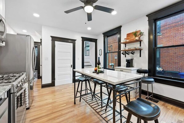 Fridge, microwave, oven, stovetop - Unwind and relax in this picturesque German Village hideaway. Perfect for small groups! (Columbus)