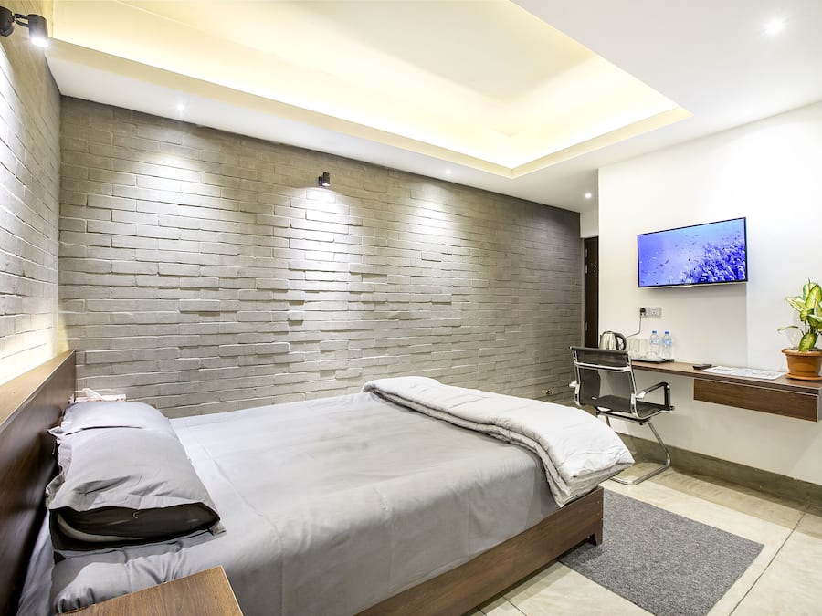 Comfort Double Room | Bathroom | Shower, hydromassage showerhead, free toiletries, towels