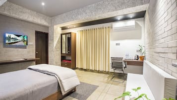 Executive Suite | Living area | Smart TV