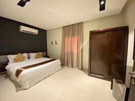 Caja de seguridad en la habitación y tabla de planchar con plancha 