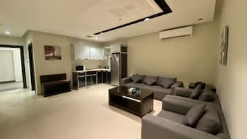 Suite Deluxe | Coin séjour | Télévision de 32 pouces avec chaînes par satellite