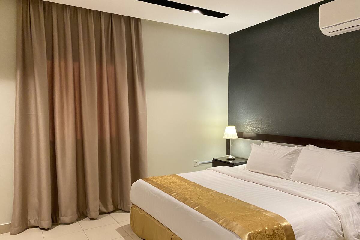 In-room safe, iron/ironing board, WiFi (free), bed sheets