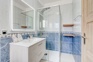 Shower, towels