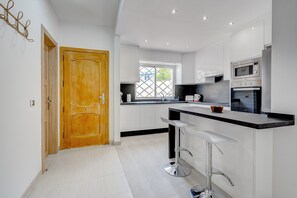 Réfrigérateur, micro-ondes, four, cafetière/bouilloire