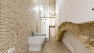 Condo supérieur | Salle de bain | Douche, articles de toilette (gratuits), bidet, serviettes fournies