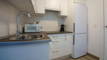 Refrigerador con freezer, microondas, placa de cocina, cafetera/tetera