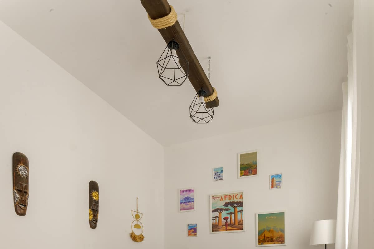 Appartement Confort | Coin séjour | TV connectée de 32 pouces avec chaînes numériques