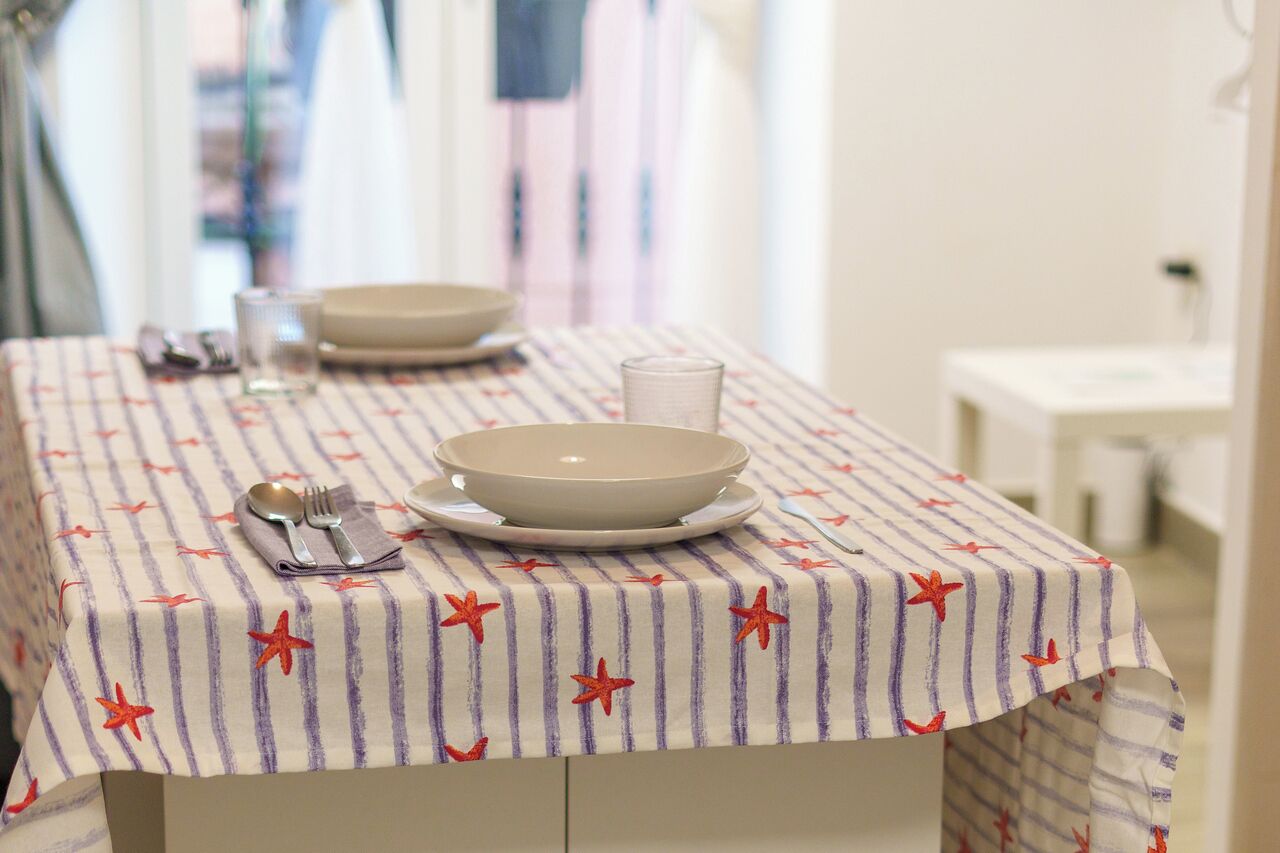 Comfort studio | Woonruimte | Een 32-inch smart-tv met digitale zenders