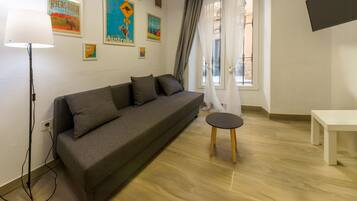 Comfort studio | Woonruimte | Een 32-inch smart-tv met digitale zenders