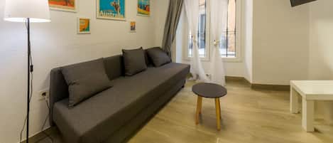 Studio Confort | Coin séjour | TV connectée de 32 pouces avec chaînes numériques