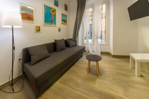 Comfort Studio | Living area | 32-inch Smart TV with digital channels - APARTAMENTOS MAPAMUNDI (Badajoz)