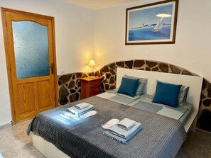 1 makuuhuone, tallelokero huoneessa, äänieristys, silitysrauta/-lauta