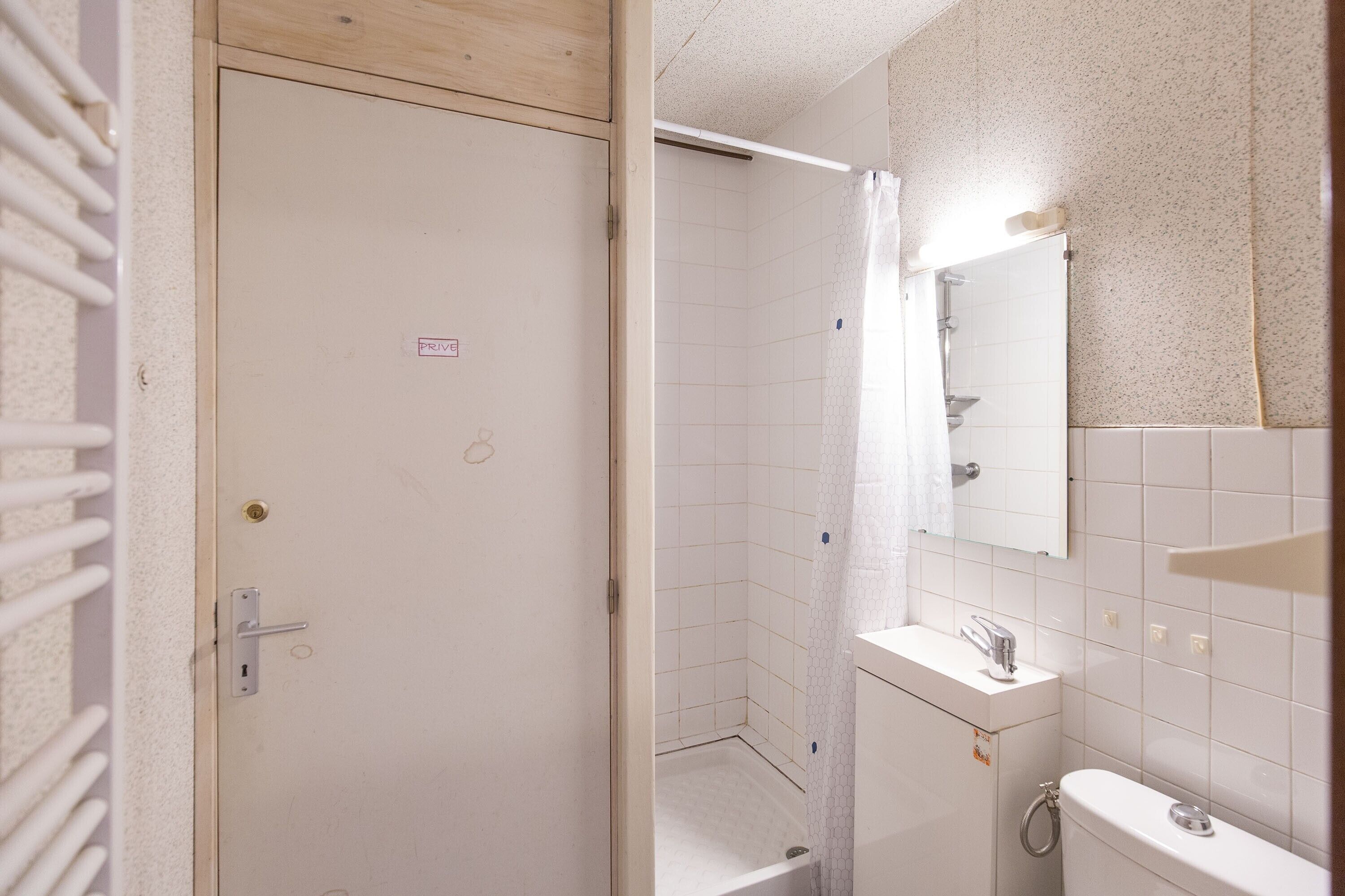 Un baño con inodoro, lavamanos y ducha.