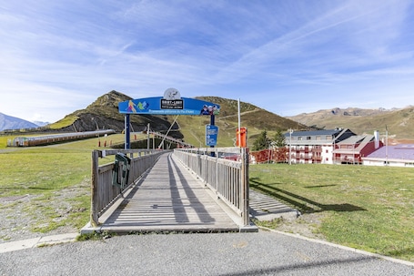 Property grounds. Studio Apartment "Pieds Des Pistes" with Wi-Fi