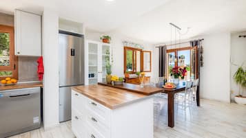 Frigorífico, microondas, horno y placa de cocina