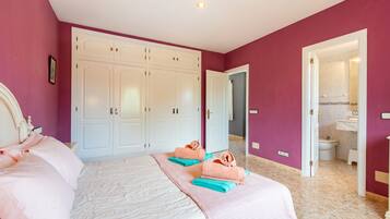 4 slaapkamers, een strijkplank/strijkijzer, gratis wifi, beddengoed