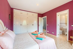 4 bedrooms, desk, iron/ironing board, free WiFi