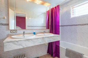 Ducha, secador de pelo y toallas