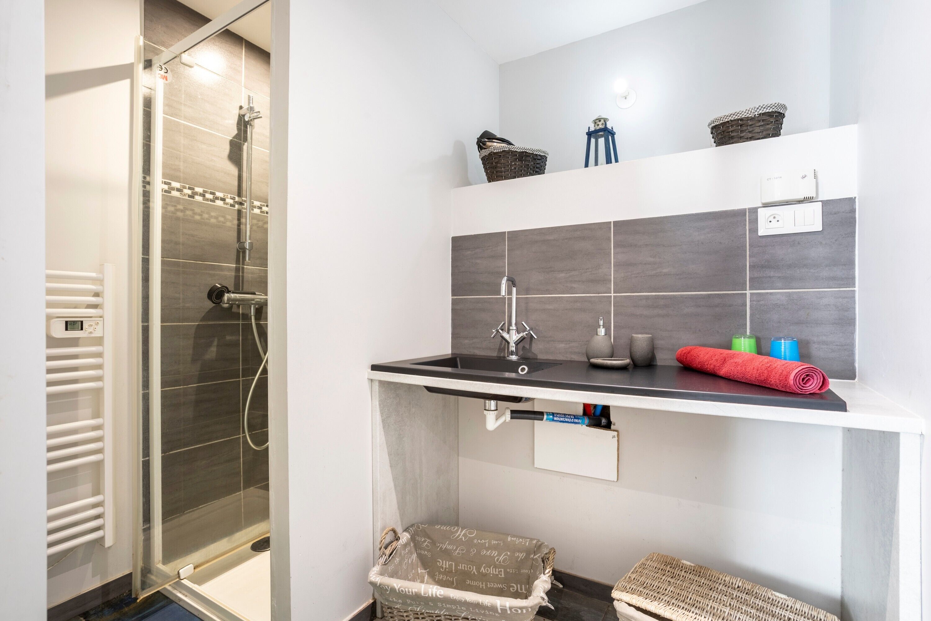 Een douche, een haardroger, handdoeken