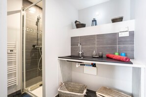 Shower, hair dryer, towels - Holiday Apartment L'Eclose Ty Gwen with Private Terrace, Shared Garden – Bike-Friendly & Near GR34 (Guilvinec)