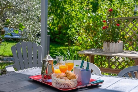 Outdoor dining. Holiday Apartment L'Eclose Ty Gwen with Private Terrace, Shared Garden – Bike-Friendly & Near GR34