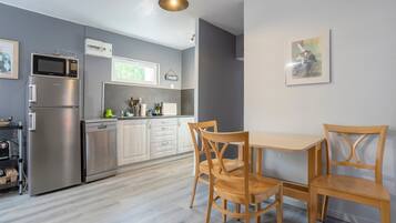 Een koelkast, een magnetron, een oven, een kookplaat