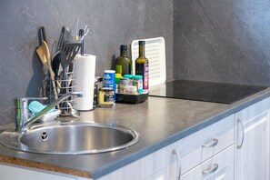 Fridge, microwave, oven, stovetop - Holiday Apartment "L'Eclose Ty Gwen" with Private Terrace, Shared Garden and Wi-Fi (Guilvinec)