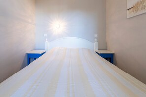 1 bedroom, iron/ironing board, free WiFi, bed sheets - Vacation Apartment "L'Eclose Cap Marine" with Sea View, Shared Heated Pool and Wi-Fi (Guilvinec)