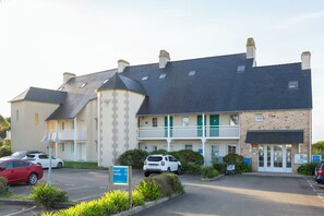 Exterior - Holiday Apartment "L'Eclose Cap Marine" with Sea View, Shared Heated Pool & Wi-Fi (Guilvinec)