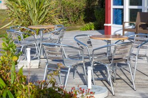 Outdoor dining - Vacation Apartment "L'Eclose Cap Marine" with Sea View, Shared Heated Pool and Wi-Fi (Guilvinec)