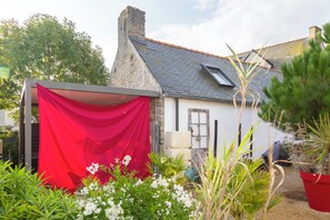 Property grounds - Studio "L'Eclose Ty Du" with Private Terrace, Shared Garden, and Wi-Fi (Guilvinec)