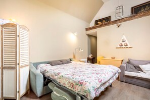 Iron/ironing board, free WiFi, bed sheets - Studio "L'Eclose Ty Du" with Private Terrace, Shared Garden, and Wi-Fi (Guilvinec)