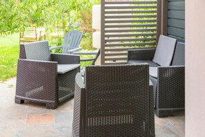 Terrace/patio - Studio L'Eclose - Ty Du with Private Terrace, Shared Garden & Wi-Fi – Cyclist Friendly, Near GR34 (Guilvinec)