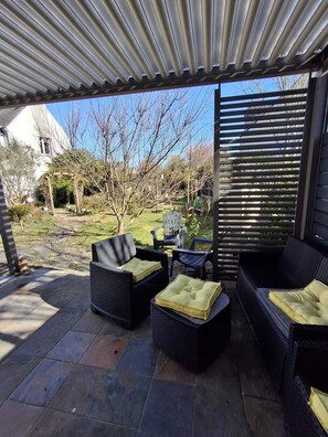 Terrace/patio - Studio "L'Eclose Ty Du" with Private Terrace, Shared Garden, and Wi-Fi (Guilvinec)