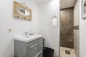 Dusche, Haartrockner, Handtücher