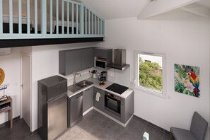 Een koelkast, een magnetron, een kookplaat, een vaatwasser